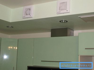 Plaströr för ventilation av köksutrymme