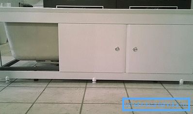 Plastskärm under badet