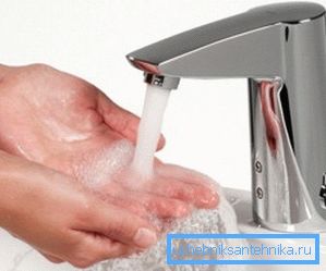 Varför rör rören när du öppnar kranen med varmt eller kallt vatten