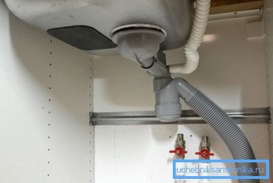 Under diskbänken.