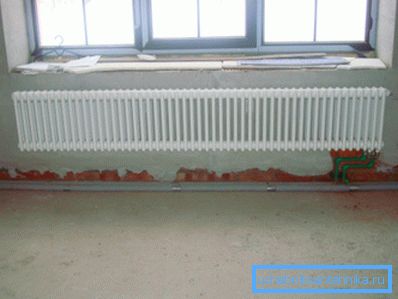 Under det breda fönstret skulle en bred radiator vara lämplig. Under det breda fönstret skulle en bred radiator vara lämplig.