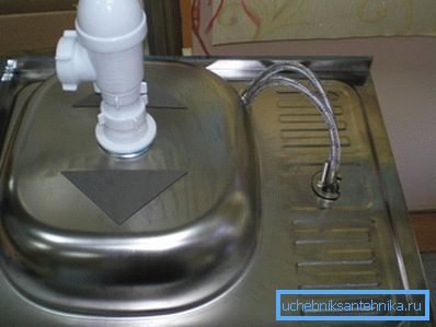 Anslutning av mixern och sifonen är bekväm när diskbänken inte är installerad Anslutning av mixern och sifonen är bekväm när diskbänken inte är installerad