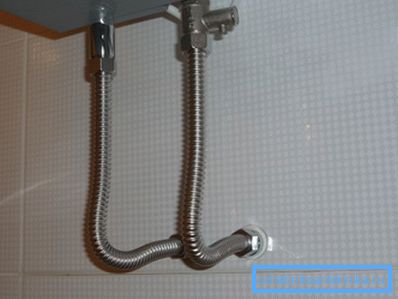 Handfat anslutning till vattenförsörjningen Handfat anslutning till vattenförsörjningen