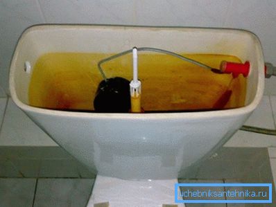 Vatten läcker in i toaletten från cisternen - det är dags att byta armaturen