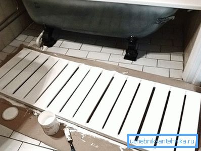 Målar en fast träskärm under badet