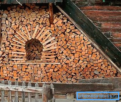 Woodpile med trä