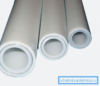 Polypropylenrör med aluminiumförstärkande skikt.