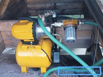 Fullfjädrad automatisk pumpstation med installerad ackumulator och filter Fullfjädrad automatisk pumpstation med installerad ackumulator och filter