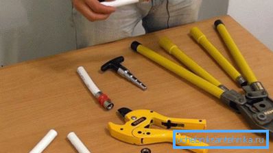 Förutom pressen rekommenderar vi att köpa en skärare för metallplast.
