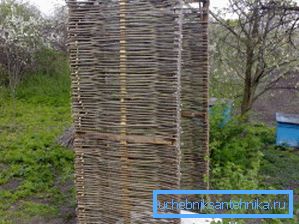 Många varianter av sommarduschen är bokstavligen byggda av skrotmaterial.