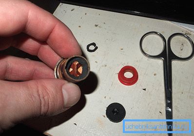 Ibland räcker det att installera en självtillverkad gummitätningsring för att inte utföra en full ersättning.