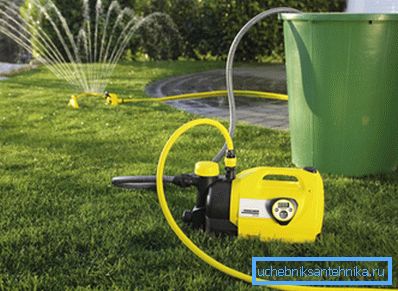 Bärbar sprinkler för en landsplats.