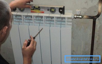 Efter installationen ska batteriet ha en liten sluttning mot rörledningen.