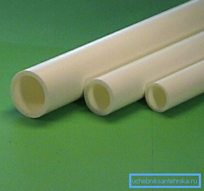 Presenterar produkter från polypropen.