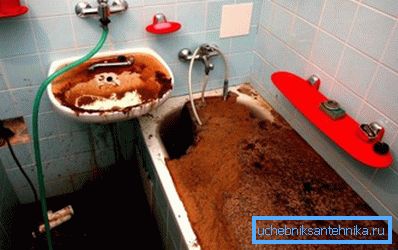 Vid användning av kemikalier är det först nödvändigt att ta bort allt vatten från VVS-armaturen, även om instruktionerna från vissa blandningar tyder på att man lämnar lite vätska i själva röret för att späda kompositionen något och minska koncentrationen Vid användning av kemikalier är det först nödvändigt att ta bort allt vatten från VVS-armaturen, även om instruktionerna från vissa blandningar tyder på att man lämnar lite vätska i själva röret för att späda kompositionen något och minska koncentrationen