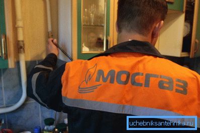 För problem med gas är det bästa sättet att ringa en specialist.