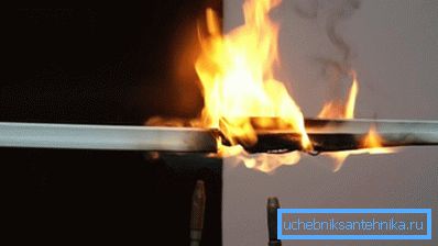När PVC brinner, frisätts giftig gas.