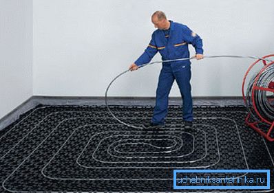 När du lägger rören försiktigt följ den tillåtna vridningsradien