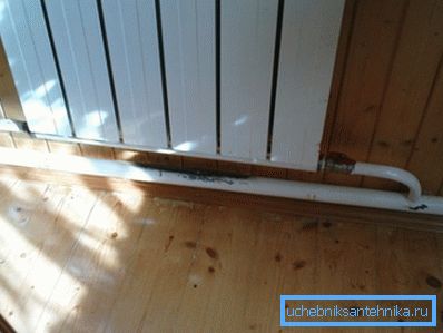 När luften tvingas ut i den övre delen av batteriet går cirkulationen genom sin nedre kollektor.