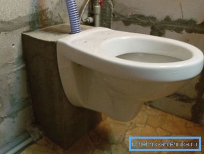 Exempel på en skål fixerad på ett betongblock Exempel på en skål fixerad på ett betongblock