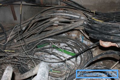 Ett exempel på oprofessionellt arbete med nätverk fiberoptiska och koaxiala ledningar