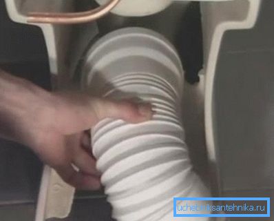 Fäst toaletten i den andra änden av den veckade manschetten