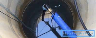 Stansat hål för röret i brunnen och det anslutna röret.
