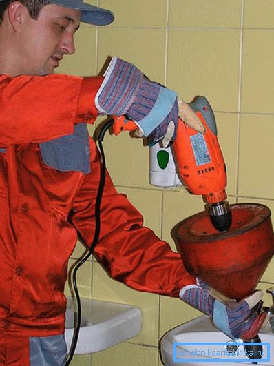 906 Rengöring med sanitetsledning