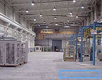 Industriella lokaler har mycket höga tak. Industriella lokaler har mycket höga tak.