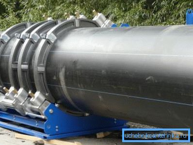 Anläggning av vattenledningar med polyeten. Hydraulik används för centrering.