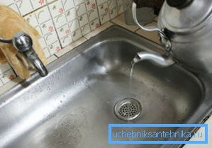 Spola rör med varmt vatten