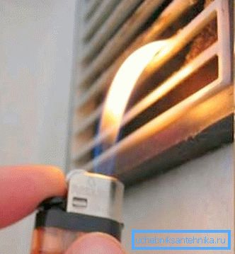 Det är lätt att kontrollera effektiviteten hos ventilationen, det räcker för att få en tänd match eller en tändare till den (som i bilden) Det är lätt att kontrollera effektiviteten hos ventilationen, det räcker för att få en tänd match eller en tändare till den (som i bilden)