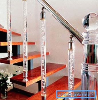 Genomskinligt polykarbonatrör som balustrar