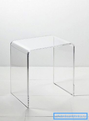 Transparenta stolar av plexiglas - ett bra alternativ för din dusch.