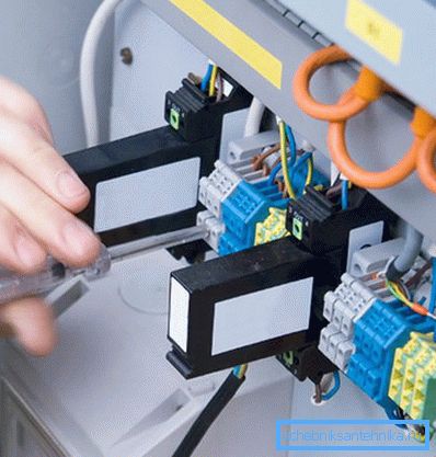 Arbete med elektriska apparater kräver att instruktioner följs.