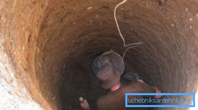 Att arbeta i ett begränsat utrymme är ganska svårt, medan det inte är lättare för någon som höjer skopor av sand.