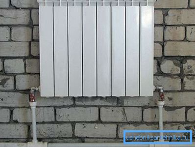 Radiator utrustad med alla nödvändiga kranar