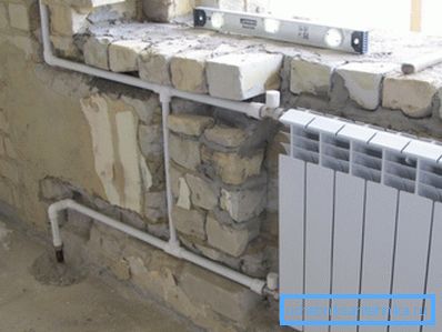 Radiator monterad i en nisch. Radiator monterad i en nisch.