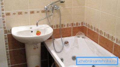 Ett handfat utan kran kan användas med en apparat monterad ovanför badet.