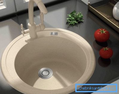 Sink och kran med liknande beläggning - en mycket intressant lösning