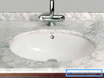 Sink under marmorplattan.