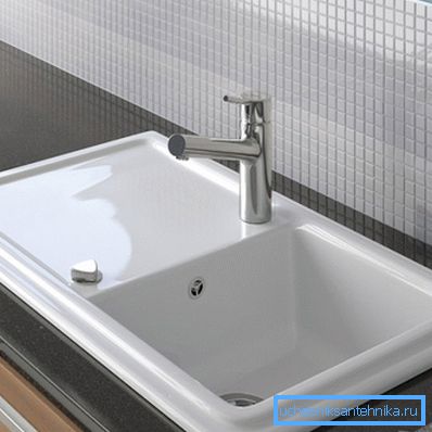 Sink med emalj passar perfekt in i det moderna interiören. Sink med emalj passar perfekt in i det moderna interiören.