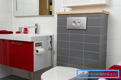 Handfat med hygienisk dusch ligger nära toaletten Handfat med hygienisk dusch ligger nära toaletten
