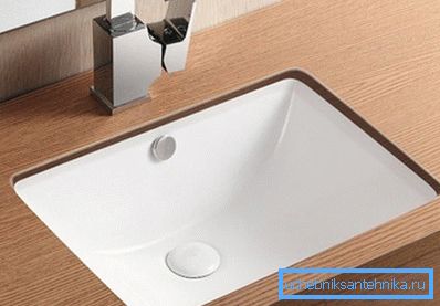 Sink - inbyggd i bänkskivan i badrummet, det ser elegant och modernt ut. Sink - inbyggd i bänkskivan i badrummet, det ser elegant och modernt ut.