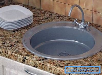 Dimensionerna på de runda diskbänkarna för köket är mycket olika och skiljer sig inte bara i diameter men också i djupet