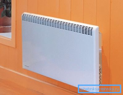 Skillnaden mellan konvektor och radiator - vid den första ytan har en mycket lägre temperatur Skillnaden mellan konvektor och radiator - vid den första ytan har en mycket lägre temperatur