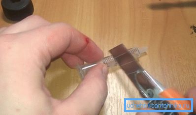 Skär sprutan i en 1,5 ml avdelning Skär sprutan i en 1,5 ml avdelning