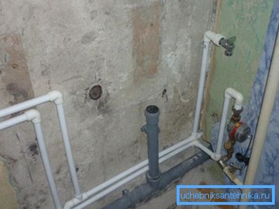 Kablarna för anslutning av badkaret och handfatet är gjorda med ett 50 mm rör.