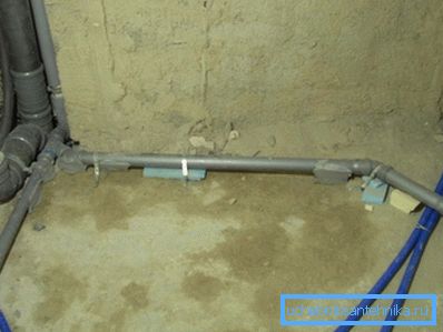 Avloppsrutning under badkaret, diskbänken och tvättmaskinen gjorde 50 mm rör. Avloppsrutning under badkaret, diskbänken och tvättmaskinen gjorde 50 mm rör.