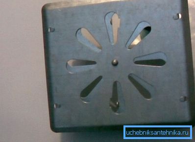 Justerbar ventilationsgrill 250 250 galvaniserat stål